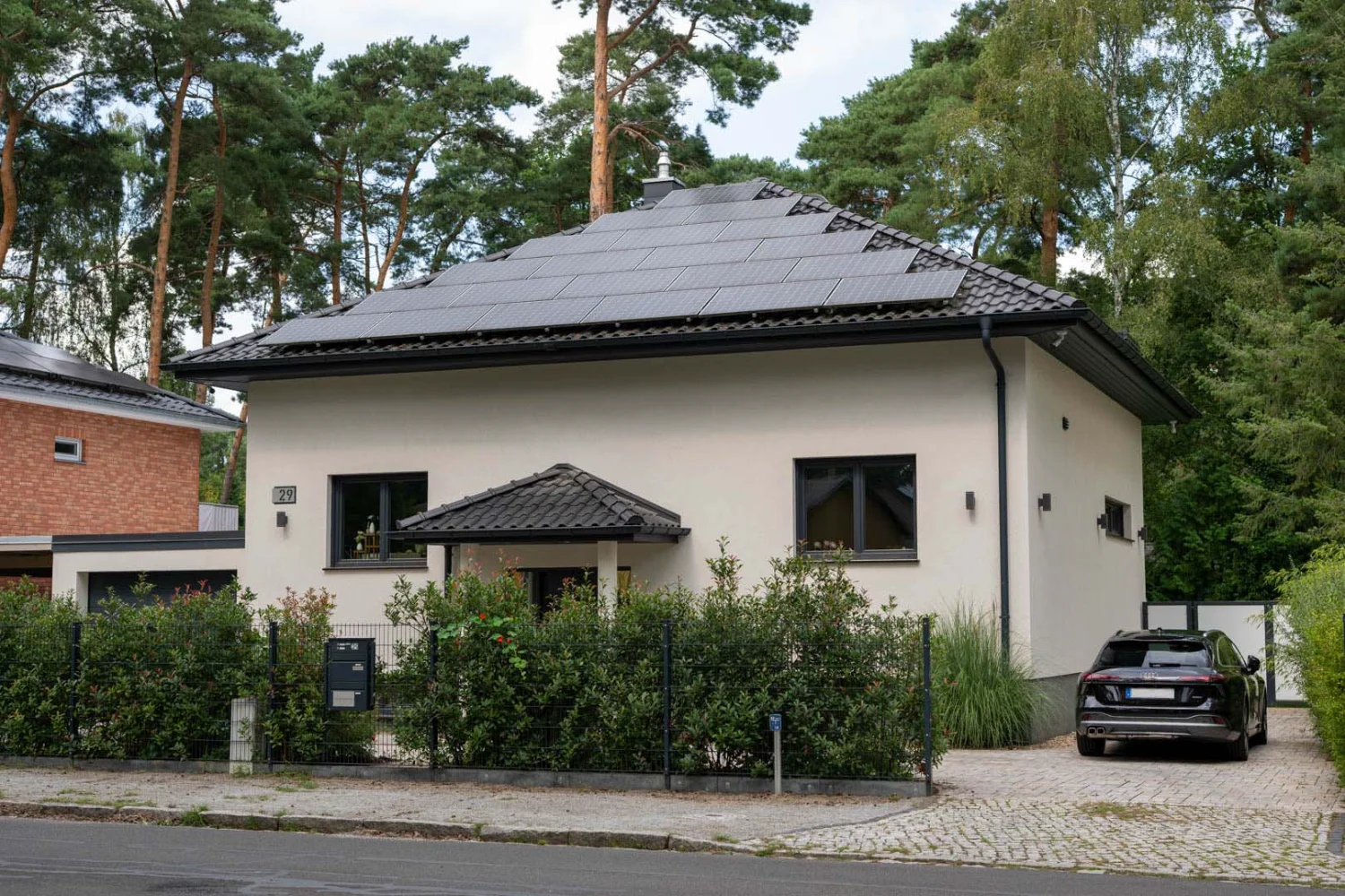 Massivhaus von Richter Haus in Kleinmachnow mit Photovoltaikanlage