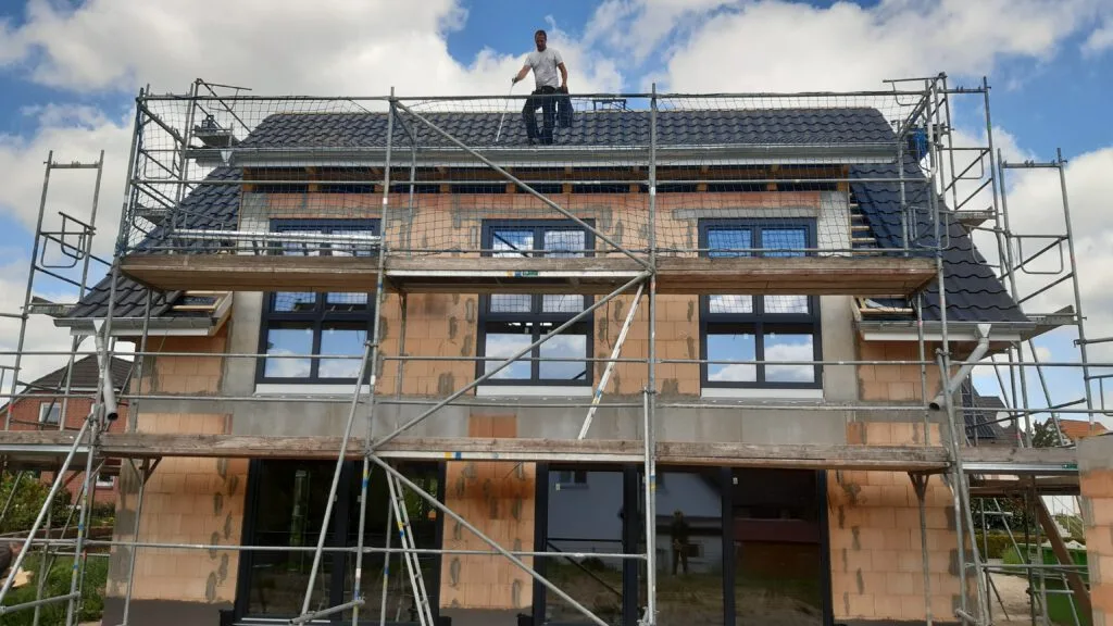 Rohbau mit fertig eingedecktem Dach