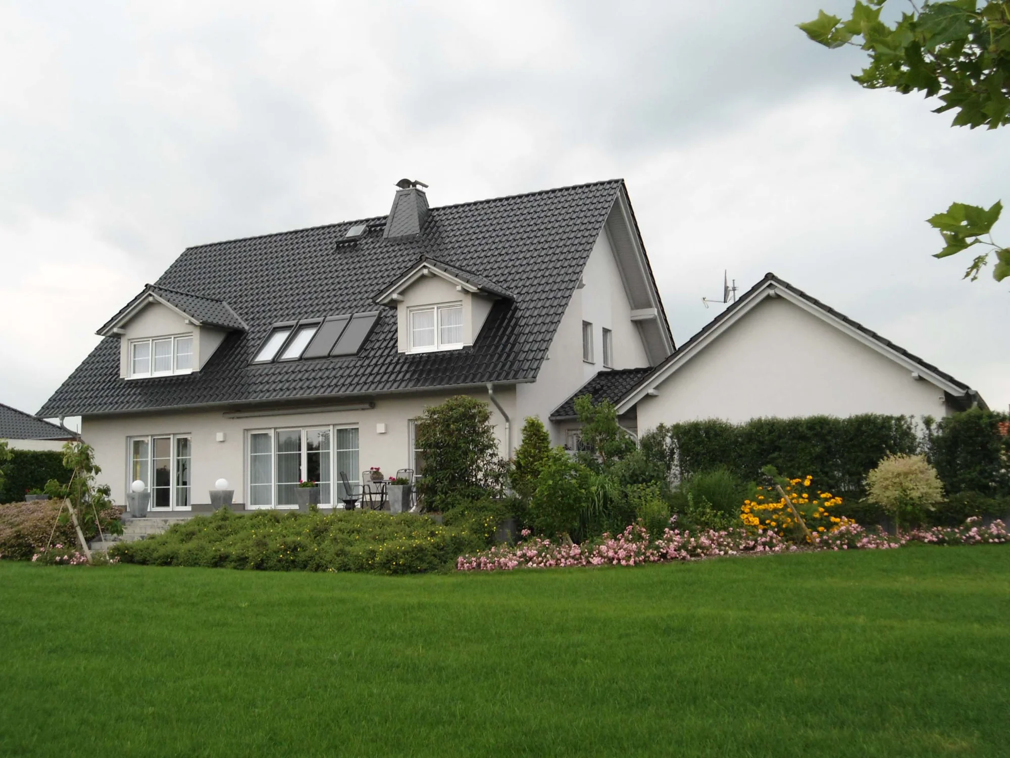 Gartenseite mit Terrasse