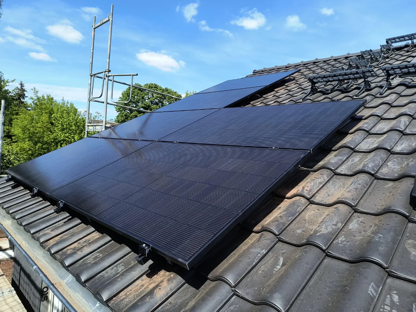 Photovoltaikanlage auf dem Dach eines individuell geplanten Richter-Hauses in Berlin oder Brandenburg